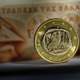 Imagen de una moneda de un euro griego junto con un billete de 100 dracmas. EFE