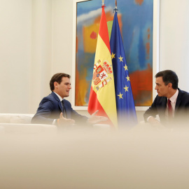 El líder de Ciudadanos, Albert Rivera, con el presidente del Gobierno en funciones, Pedro Sanchez, en su encuentro en el Palacio de la Moncloa, tras las elecciones del 28-A. REUTERS/Susana Vera
