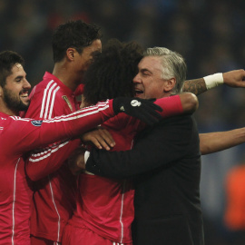 Los jugadores del Madrid se abrazan a Ancelotti tras el gol de Marcelo. REUTERS/Ina Fassbender