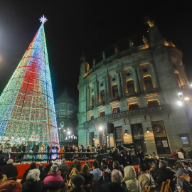 El alcalde de Vigo, Abel Caballero, interviene durante el apagado del alumbrado navideño desde el árbol de Policarpo Sanz, a 16 de enero de 2022, en Vigo, Galicia, (España)