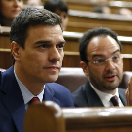 El líder del PSOE, Pedro Sánchez (i), junto al portavoz parlamentario socialista, Antonio Hernando (d), durante la sesión de control al Ejecutivo hoy en el pleno del Congreso. EFE