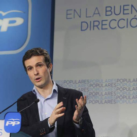 El portavoz del Comité de Campaña del Partido Popular, Pablo Casado, durante la rueda de prensa que ofreció hoy en la sede del PP en Génova. /EFE