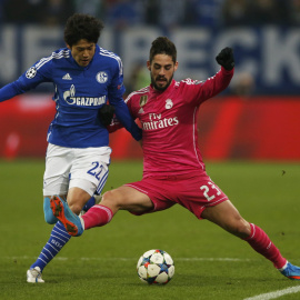 Uchida intenta quitar el balón a Isco. /REUTERS