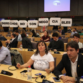 Imagen del las activistas feministas con la pancarta./Twitter Ana Miranda