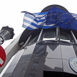 Las banderas de Grecia y de la Unión Europea en la Embajada helena en Bruselas. REUTERS/Yves Herman