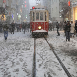 Viandantes caminan por Istiklal, principal calle de Estambul completamente nevada./REUTERS-Murad Sezer