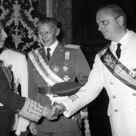 Fraga saluda al jefe del Estado, Francisco Franco (i), durante la recepción ofrecida en el Salón del Trono del Palacio Real en 1966, con motivo de la celebración del 30 aniversario de su acceso a la más alta magistratura del Estado. (OLEGARIO PEREZ DE
