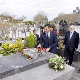 El presidente del Gobierno, Pedro Sánchez, en la ofrenda floral ante la tumba de la escritora y diputada abanderada del sufragio femenino en España, Clara Campoamor. (JUAN HERRERO | EFE)
