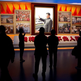 Un guía muestra a varios visitantes las imágenes del presidente chino Xi Jinping, en el Museo del Partido Comunista de China, en Pekín. REUTERS/Florence Lo