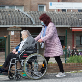 17/04/2021-Una mujer pasea a una anciana en silla de ruedas, en las inmediaciones de la residencia geriátrica de As Gándaras para visitar a un familiar, a 17 de abril de 2021, en Lugo, Galicia (España)