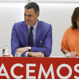  El secretario general del PSOE y presidente del Gobierno, Pedro Sánchez (c), acompañado por la vicesecretaria general del PSOE, Adriana Lastra, preside la reunión de la Ejecutiva Federal del PSOE en la sede socialista en Madrid, este lunes. EFE/ J.J. 