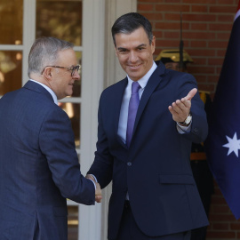 El presidente del Gobierno, Pedro Sánchez (d), recibe al primer ministro de Australia, Anthony Albanese, este lunes en el Palacio de la Moncloa, en el marco de la cumbre de la OTAN que se celebra en Madrid del 28 al 30 de junio. EFE/Juan Carlos Hidalgo