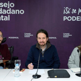 El secretario general de Podemos, Pablo Iglesias (c), junto al secretario de Organización, Pablo Echenique (i), durante la reunión de urgencia del Consejo Ciudadano Estatal del partido, el máximo órgano de dirección ante asambleas, celebrada hoy para