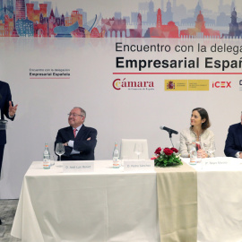 El presidente del Gobierno Pedro Sánchez, la ministra de Industria Reyes Maroto, y el presidente de la CEOE Antonio Garamendi, en una reunión con empresarios españoles que tienen intereses en Cuba. EFE/JuanJo Martin