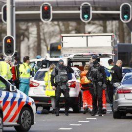 Miembros de la Policía y personal sanitario en la plaza 24 de Octubre de Utrecht, donde se ha producido un tiroteo. /AFP