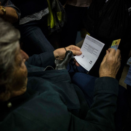 Una mujer prepara la papeleta para votar en el referéndum de independencia del Catalunya del 1 de octubre de 2017 en Barcelona.- JAIRO VARGAS