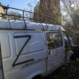 Un vehículo con la Z de la operación militar rusa en Ucrania, tras la entrada de soldados ucranianos en la ciudad de Lyptsi, al noreste de Ucrania.