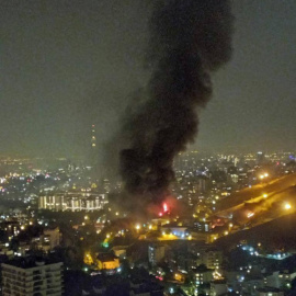 Una imagen difundida en Twitter muestra una columna de humo saliendo supuestamente de la prisión de Evin, en Teherán, la capital iraní.