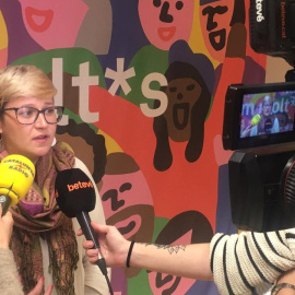 Francisca Cifuentes, responsable de l'àrea de formació i estudis de l'Observatori Contra l'Homofòbia, atenent a mitjans. OCH