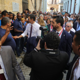 El presidente del Gobierno de España, Pedro Sánchez, saluda a ciudadanos cubanos en La Habana (Cuba) en un paseo por la ciudad durante su visita oficial de dos días a la Isla. EFE/Juanjo Martín
