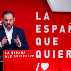 El secretario de Organización del PSOE y ministro de Fomento, José Luis Ábalos, durante la rueda de prensa sobre temas de actualidad política, en la sede madrileña del partido en la calle Ferraz. EFE/ Emilio Naranjo