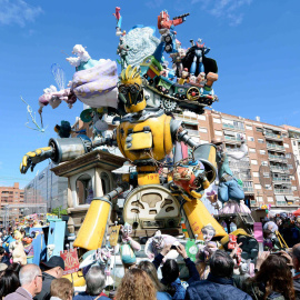 Miles de personas se acercan a la falla Nou Campanar, ganadora de este año, antes de que sea pasto de las llamas en la "Nit de la Cremá". /EFE