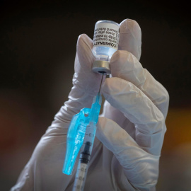 Una enfermera extrae una dosis de un vial de la vacuna contra el Covid-19 de la farmacéutica Comirnaty-Pfizer-BioNTech este viernes en el estadio Nueva Condomina de Murcia. EFE/Marcial Guillén