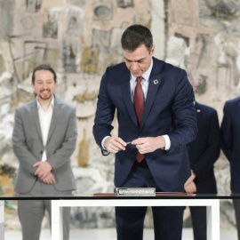  El presidente del Gobierno durante la firma para subir el salario mínimo interprofesional junto al exvicepresidente Pablo Iglesias y Nadia Calviño. Imagen de archivo. EFE/Javier Lizón