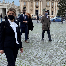  La vicepresidenta segunda y ministra de Trabajo y Economía Social, Yolanda Díaz, a su llegada al Vaticano para reunirse en privado con el papa Francisco, este sábado.- EFE