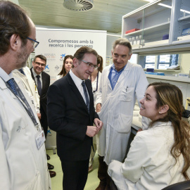 El director general de la Fundación Bancaria ”la Caixa”, Jaume Giró, acompañado por un equipo de doctores del Hospital de Sant Pau, ha visitado el laboratorio momentos antes de la presentación de un ensayo clínico único de inmunoterapia para cá
