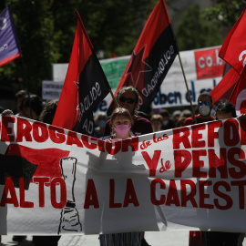  Varias personas sujetan una pancarta durante una marcha de Sol a la Plaza de Oriente para pedir la derogación de las reformas laborales, a 25 de junio de 2022, en Madrid (España). .- EUROPA PRESS
