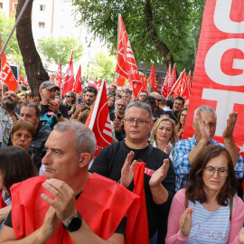 CCOO y UGT se concentran ante la CEOE para pedir una subida salarial. -Marta Fernández / Europa Press