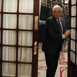 El ministro de Asuntos Exteriores, Josep Borrell, abandona el hemiciclo del Congreso./EFE