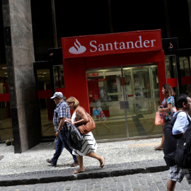 Varias personas pasan por delante de una sucursal de Banco Santander en el centro de Rio de Janeiro (Brasil). REUTERS/Ricardo Moraes