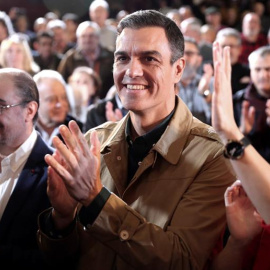El presidente del gobierno y Secretario General del PSOE, Pedro Sánchez, junto al presidente del gobierno de Aragón, Javier Lambán (i), y la candidata socialista a la alcaldía de Zaragoza, Pilar Alegria (d), saludan al inicio del mitin celebrado hoy e