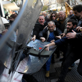Manifestantes griegos se enfrentan a la Policía durante una subasta pública, en 2017. / REUTERS - ALEXANDROS AVRAMIDIS