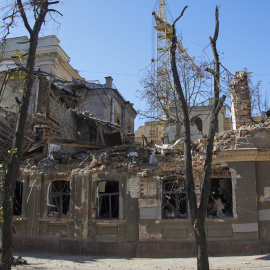 Un edificio administrativo en Jarkov, noreste de Ucrania, destruido por los bombardeos rusos, a 18 de octubre de 2022.