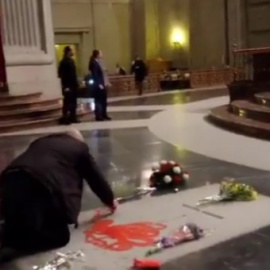 Instante en el que un artista pinta la tumba de Franco