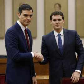 Sánchez y Rivera en la firma del acuerdo de investidura en 2016. EFE