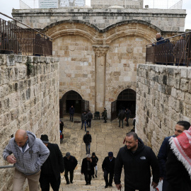 Personas en la Puerta Dorada de Jerusalén. / REUTERS - AMMAR AWAD