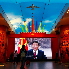 Una pantalla gigante con la imagen del presidente chino Xi Jinping, en el Museo Militar de la Revolución Popular China, Pekín. REUTERS/Florence Lo