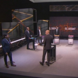 Àlex Sarri, de Junts per Catalunya, en el moment d'abandonar el plató del debat electoral a TV3.