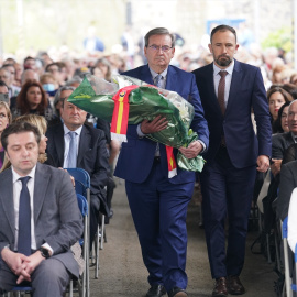 El secretario de Estado de Memoria Democrática, Fernando Martínez López (c), desfila sosteniendo flores durante el Responso y Ofrenda Floral con motivo del 85 aniversario del bombardeo de Gernika en el cementerio de Zallo, a 26 de abril de 2022, en Ger