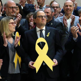 El nuevo presidente de la Generalitat, Quim Torra, posa con un lazo amarillo en recuerdo de los politicos encarcelados. /EFE