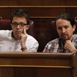 El líder de Podemos, Pablo Iglesias (d), y el portavoz parlamentario de Podemos, Íñigo Errejón (i), durante la sesión de control al Gobierno que se celebra hoy en el Congreso de los Diputados. EFE/Ballesteros
