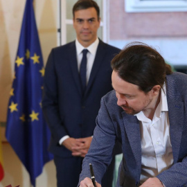 Pedro Sánchez y Pablo Iglesias firman el acuerdo para los Presupuestos de 2019. EFE.
