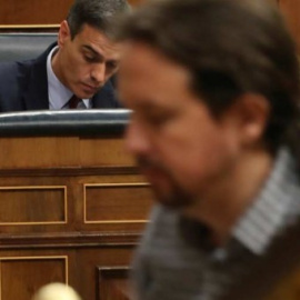 Pablo Iglesias, de camino a la tribuna del Congreso mientras Pedro Sánchez toma unas notas. (J.J. GUILLÉN | EFE)
