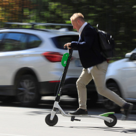 Un usuario de patinete eléctrico en Madrid. EFE