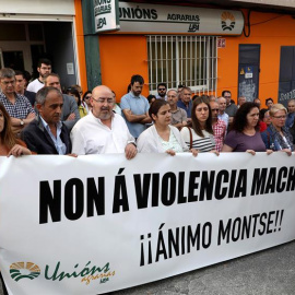 La sede central de Unions Agrarias en Santiago de Compostela muestra, esta tarde con una concentración de sus trabajadores, la repulsa contra la acción violenta en contra de la compañera, Montserrat López. /EFE