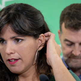 La coordinadora de Podemos, Teresa Rodríguez, junto al coordinador andaluz de IU, Antonio Maíllo, durante la comparecencia informativa en la sede de la coalición Adelante Andalucía en Sevilla, la primera tras analizar los resultados electorales del 2-